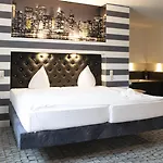 Sl'otel Im Parforcehaus 4*