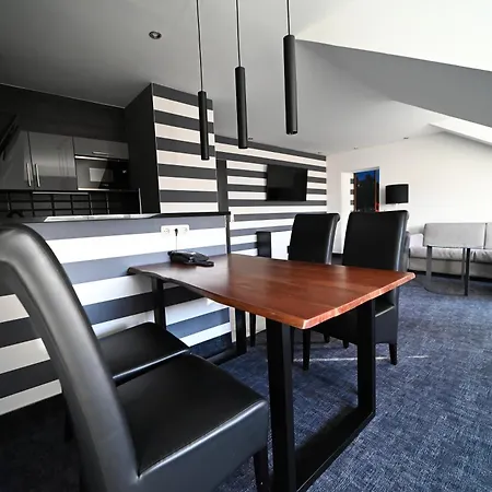 Sl'otel Im Parforcehaus 4*